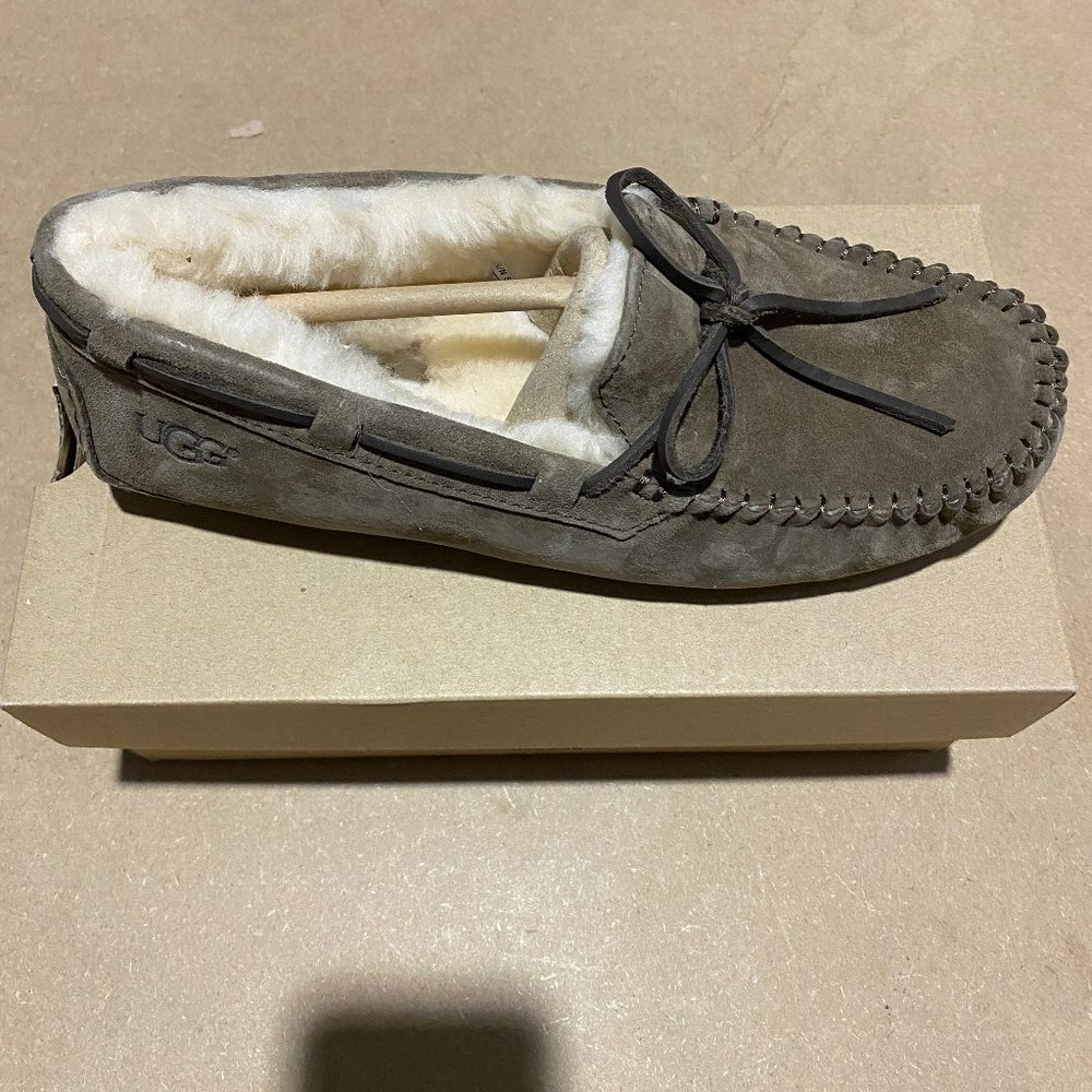 UGG® Women's Dakota Moccasin Slippers SIZE 5